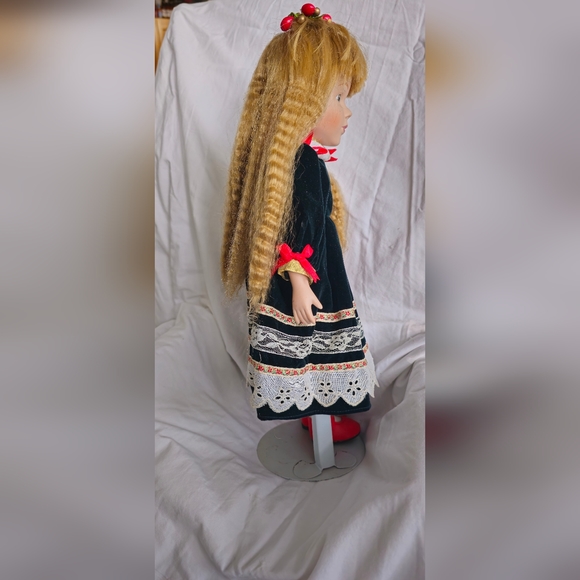 Victorian style porcelain 16" collectible doll - Picture 3 of 10